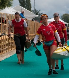 Helle Stuart og Ulla Stuart i masters damernes K2. Her i en overbæring med den spanske båd. De to mandskaber fik noteret samme tid og vandt hver deres klasse. 